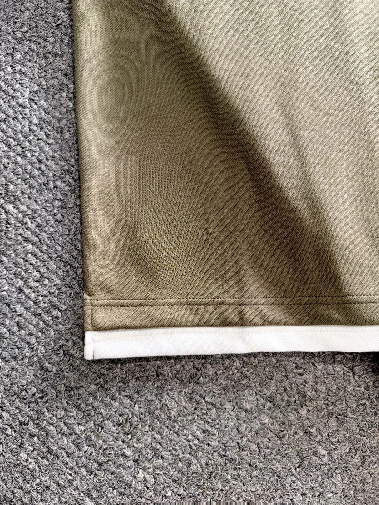 The first 2026 autumn and winter New Arrival sweatshirts for men and women have the same style. Many stars have the same style. Craftsmanship that cannot be copied by ordinary small workshops. We are not afraid of any challenges in terms of materials, detail restoration and craftsmanship, just to provide everyone with wonderful products. Compare the top original versions at will. No expense is spared just to make it better. Unique imported fabric feel. Purely imported German machine production. Precision operation. Thousands of needles density. Full set of New Arrival accessories with three standards for simultaneous customization. Upper body Versatile fashion. A perfect choice for autumn and winter. A must-have item. Sizes: M-4XL (please state your height and weight when placing an order)